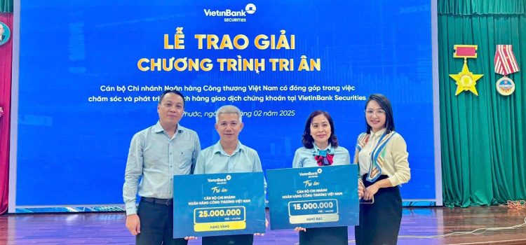 VietinBank Securities trao tặng 2 voucher du lịch tổng trị giá 40 triệu đồng tới cán bộ VietinBank Chi nhánh Bình Phước 